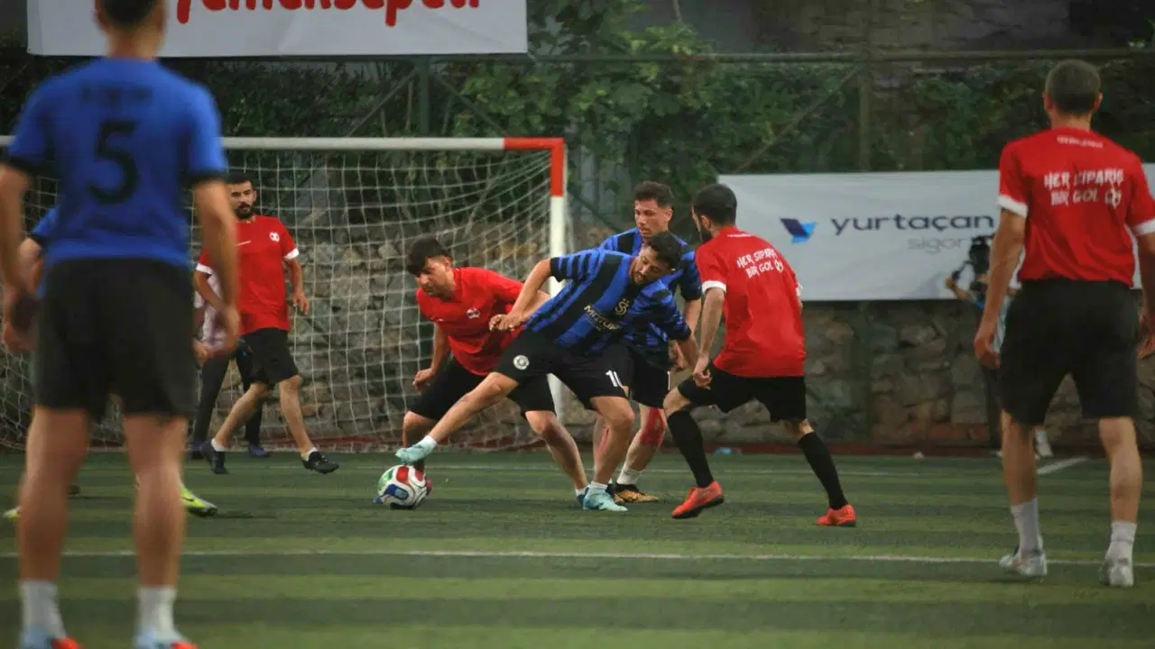 Kuryelerden motorda değil sahada futbol şov