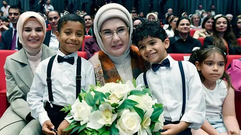 Emine Erdoğan: 9 bin koruyucu ailemiz 11 bin çocuğumuzu baş tacı ediyor