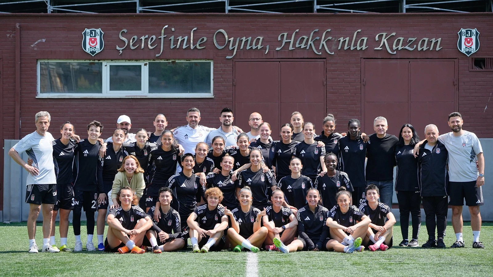 Beşiktaş Kadın Futbol Takımı'nda yaprak dökümü! 10 oyuncuyla yollar ayrıldı