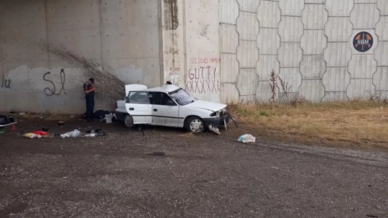 Bursa'da korkunç kaza! Otomobil köprü altındaki beton duvara çarptı: 3 ölü 2 yaralı