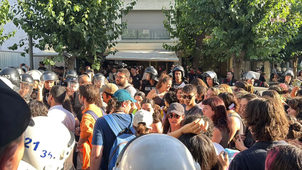 İzmir’de 'Onur Yürüyüşü' kapsamında toplanan gruba müdahale: 36 gözaltı