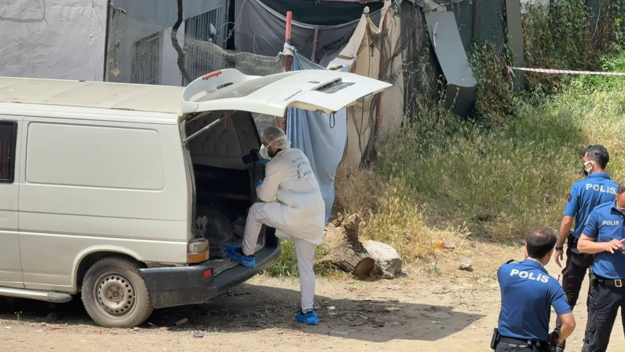 Mahalledeki kokunun nedeni araba bagajındaki çürümüş ceset çıktı!