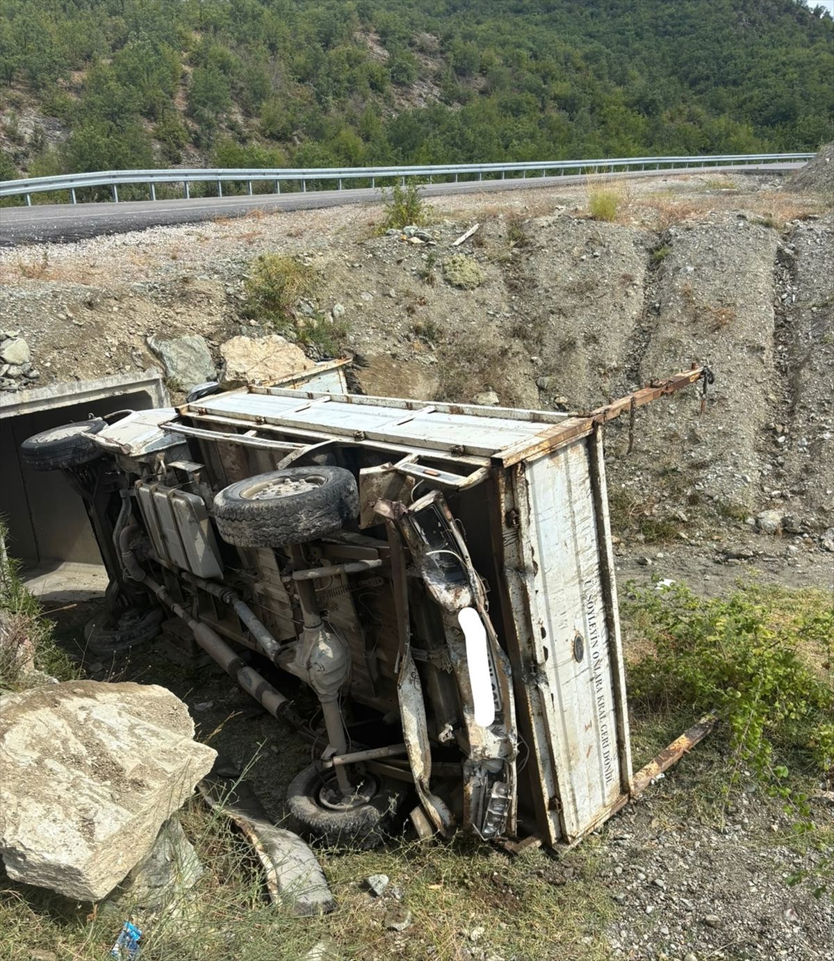 Boyabat'ta kamyonetin devrilmesi sonucu 1 kişi yaralandı