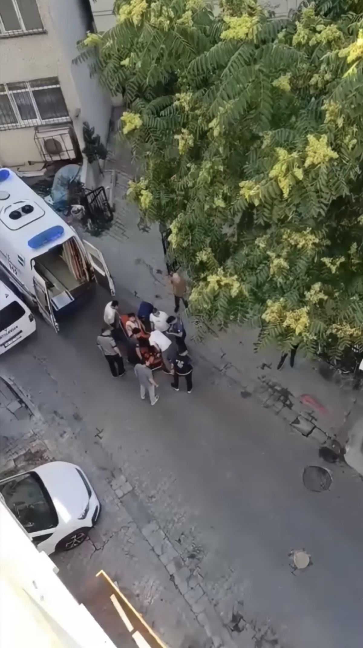Kağıthane’de eski nişanlısıyla birlikte olan çocukluk arkadaşını silahla vurdu: Annesi ‘kim vurdu’ diyerek sinir krizi g..