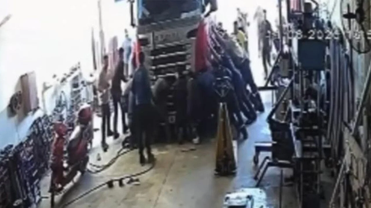 Tamir ettikleri tırın altında kalan baba ve oğlu onlarca esnaf kurtardı