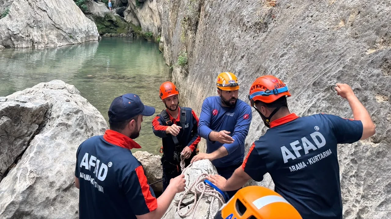 Kayalıklara düşen çocuk 3 saatlik operasyonla kurtarıldı