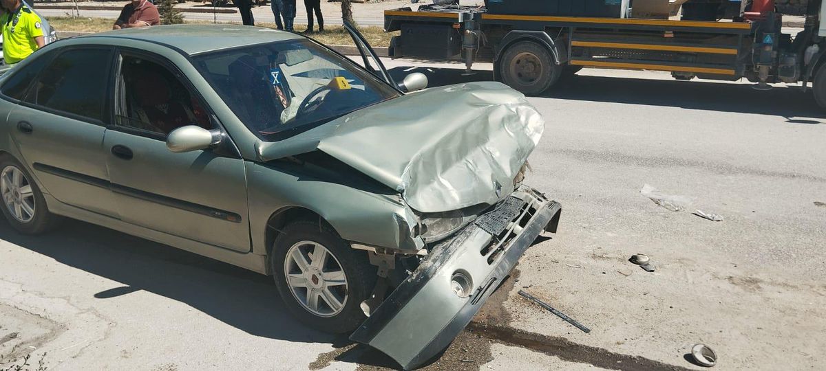 Kahramanmaraş'ta halk otobüsüne çarpan otomobil sürücüsü hayatını kaybetti