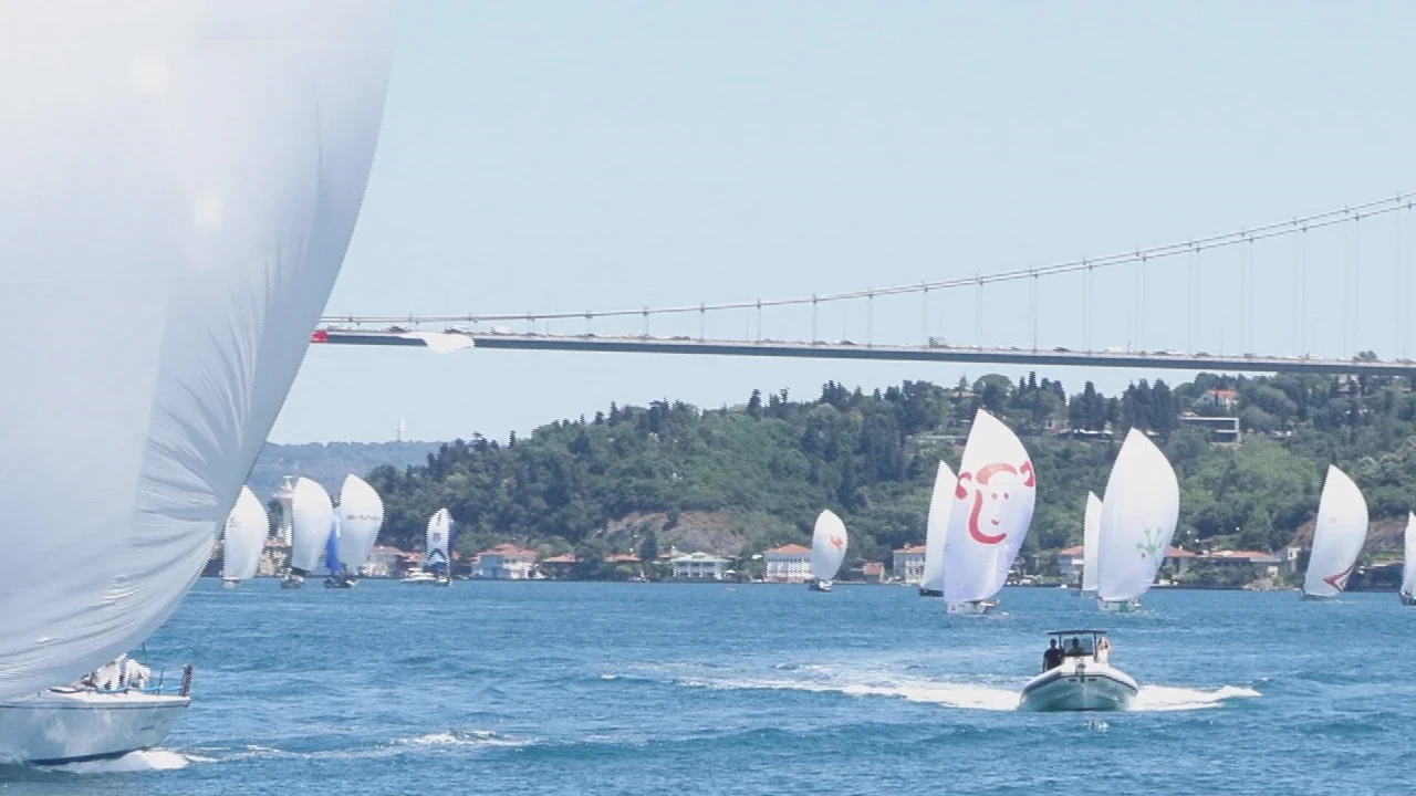 İstanbul’dan Çeşme’ye uzanan macera: 32 dev tekne rüzgara karşı