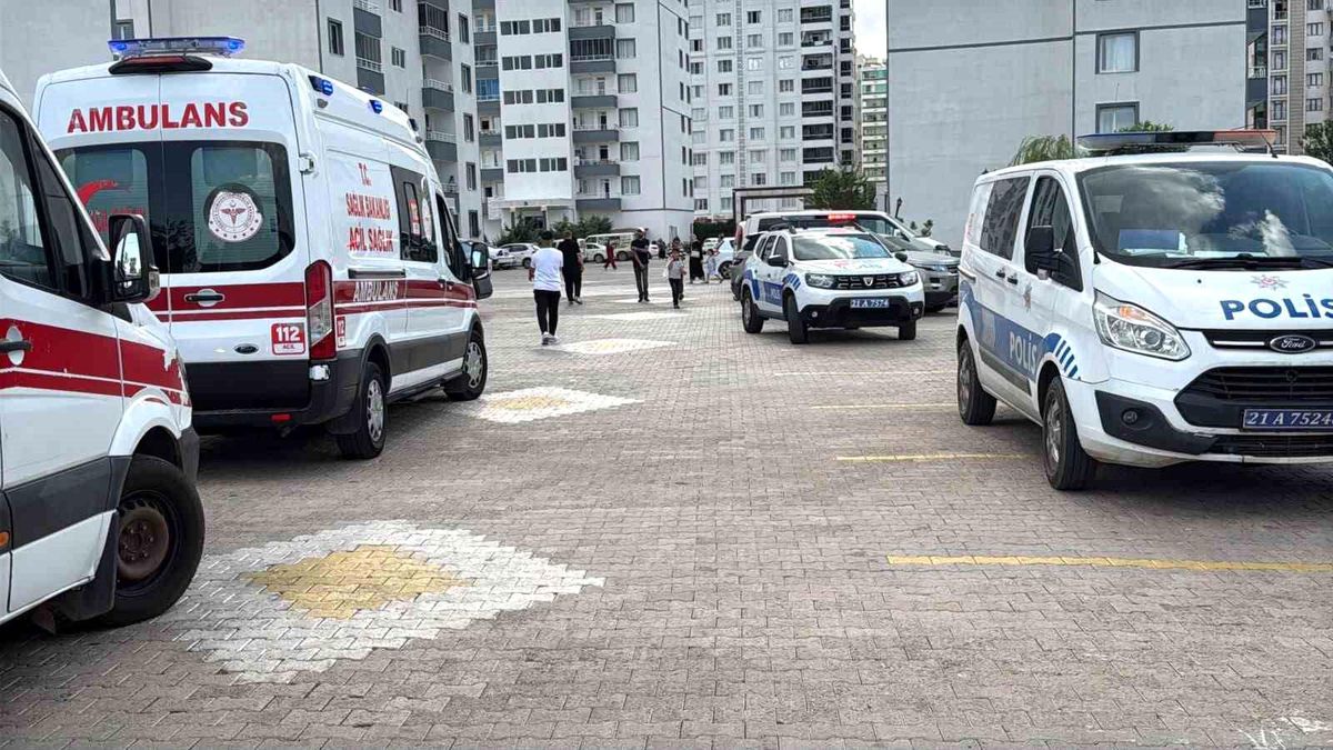 Diyarbakır'da ev yangınında 1 kişi dumandan etkilendi