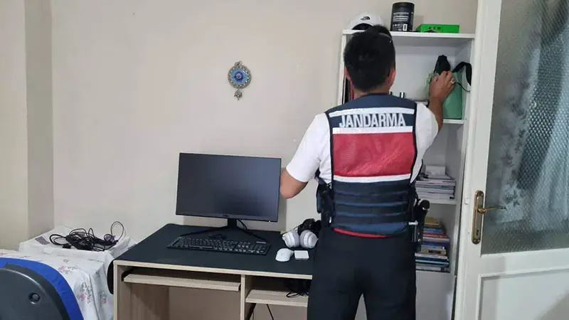 MİT kredi kartı şebekesini çökertti: 3 gözaltı