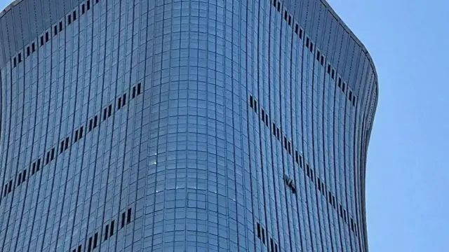 Pekin'de gizemli bir uçak 109 katlı gökdelene çarptı, Çin neden sessiz?