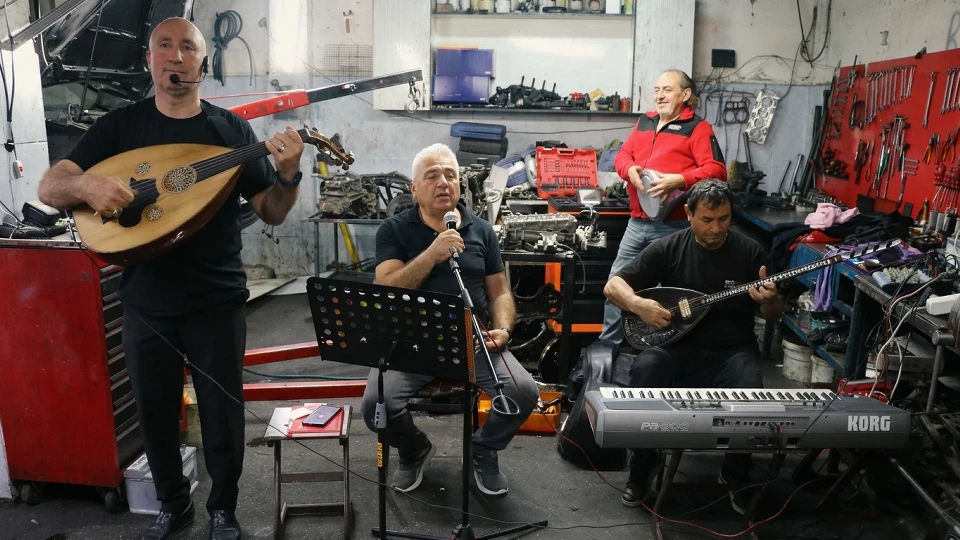 Kütahya'da 'Grup Sanayi' rüzgarı: Motor ustaları yağlı tulumlarıyla konser veriyor