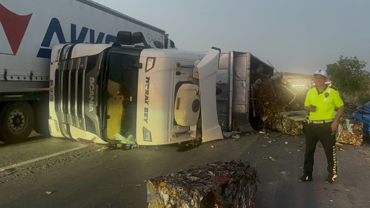 Kırıkkale'de Hurda Yüklü TIR Devrildi: 1 Yaralı