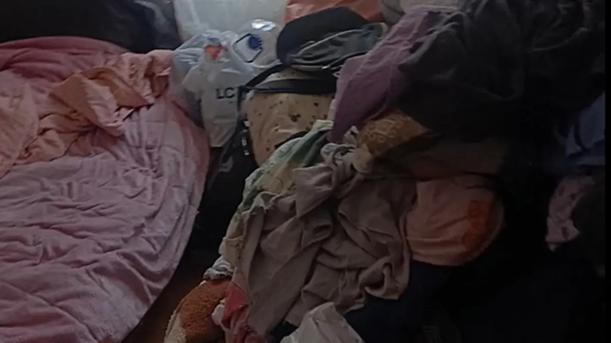 Ekipleri şaşkına çeviren manzara: Kötü koku sonrası girilen evden 1 ton atık çıkarıldı