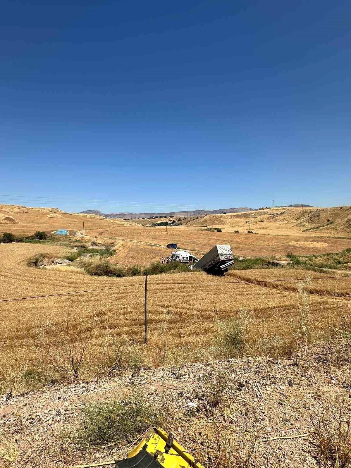 Tır, bariyer ve buğday tarlasını aşıp sulama kanalına düştü: 3 yaralı