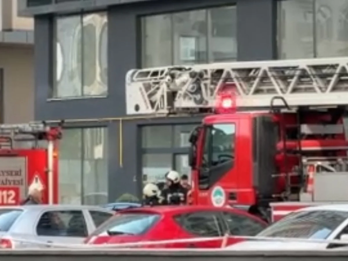 Kayseri'de 20 katlı binada yangın paniği