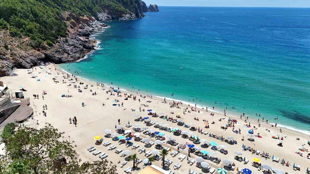 Kleopatra Plajı turistlerle doldu taştı