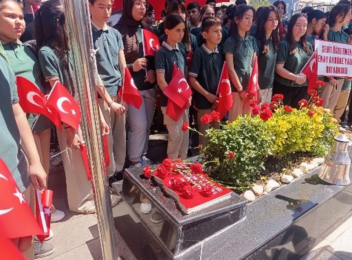 Şehit öğretmen Şenay Aybüke Yalçın, kabri başında anıldı