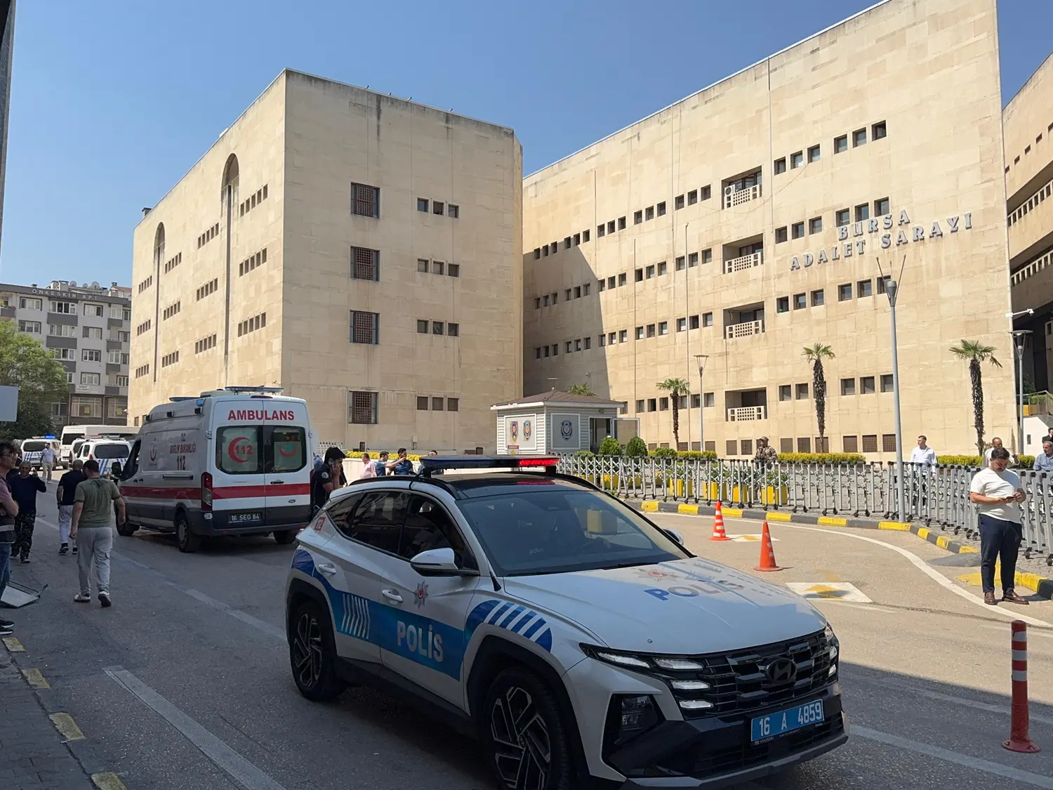 Adliye yakınında kavga sesleri: Polis memurları yaralandı