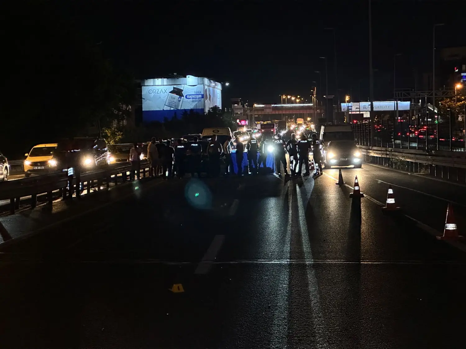 Bakırköy'de E5'te feci olay: Yerde metrelerce sürüklendi