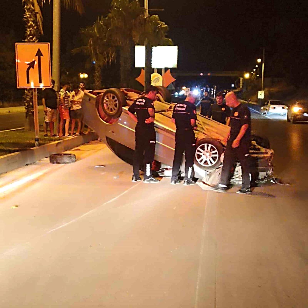 Önündeki motosiklete çarpmamak için direksiyonu kırdı, takla attı