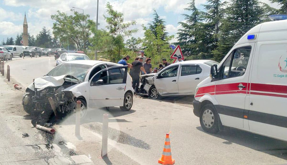 Eskişehir'de Kafa Kafaya Çarpışma: 2 Yaralı