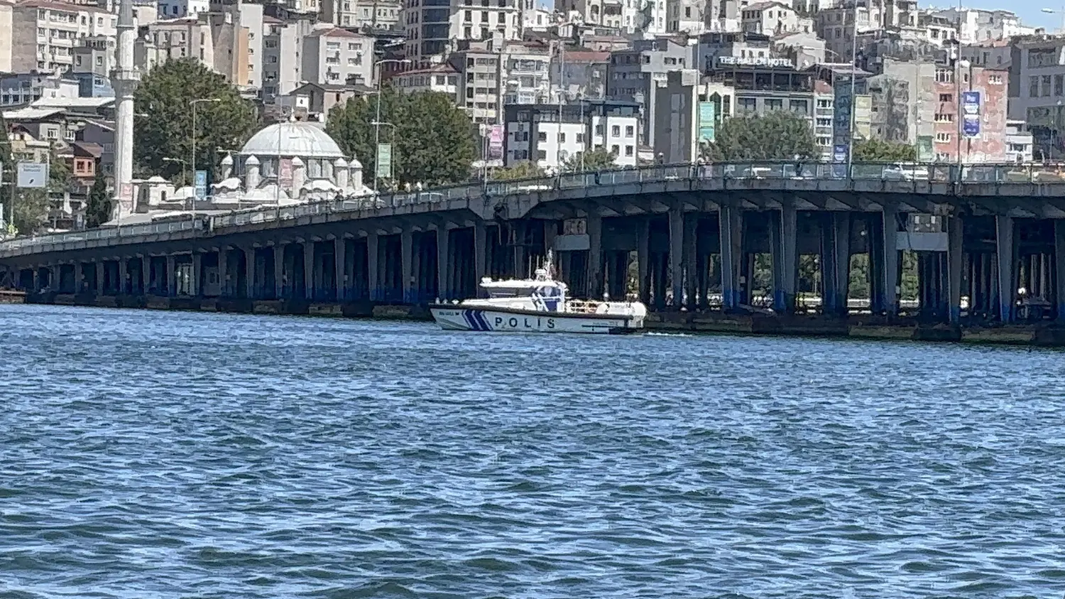 Haliç'te korkutan kaza! Denize düşen görevli aranıyor