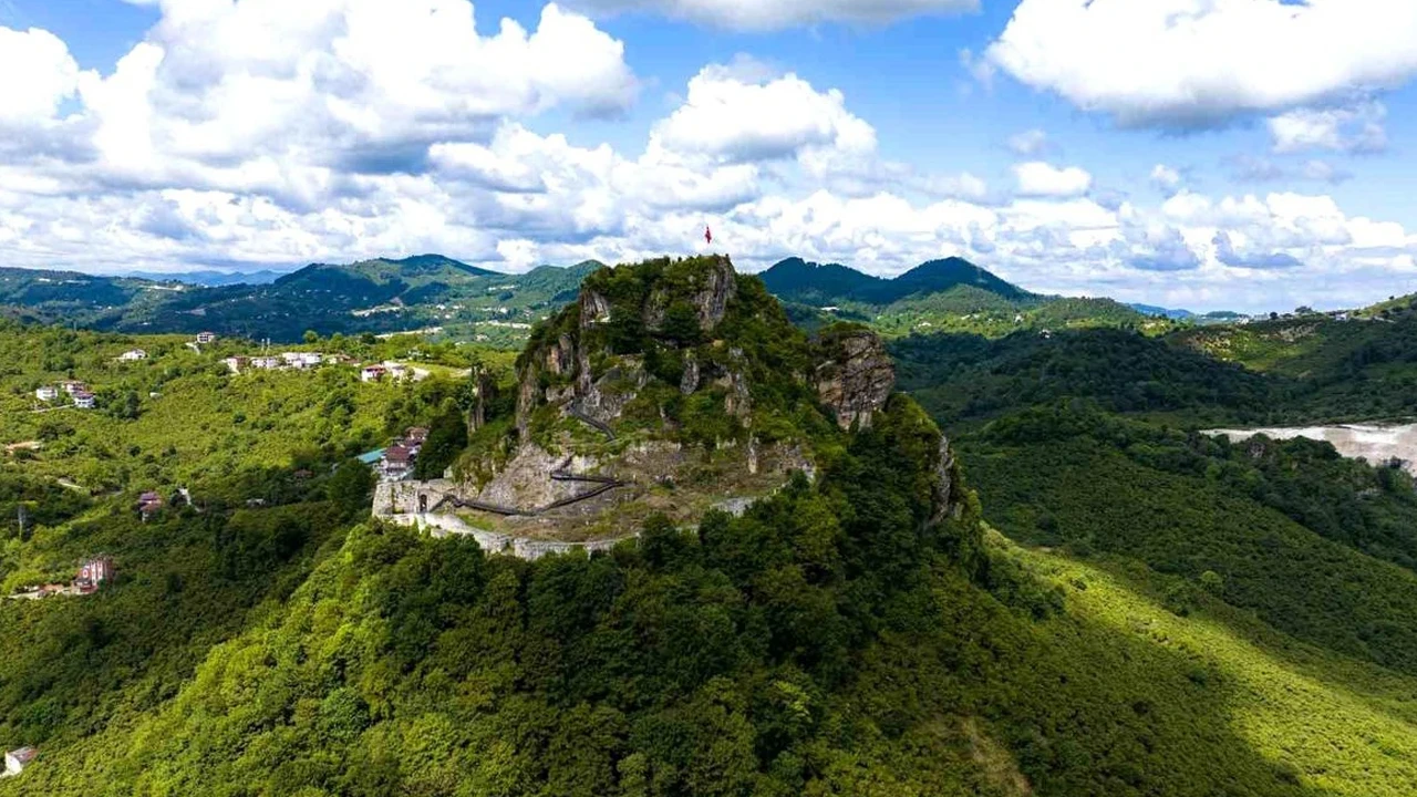 Ordu'daki 2 bin 500 yıllık kale ziyaretçi akınına uğradı