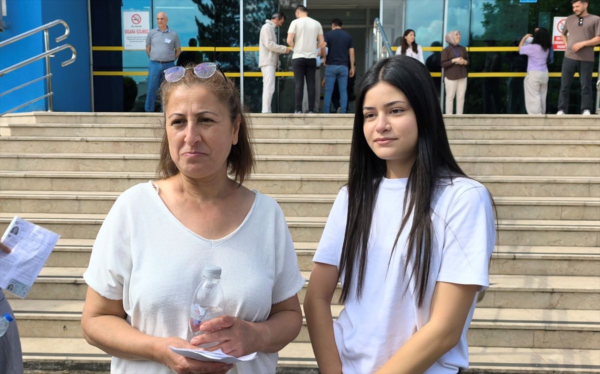 Karabük'te anne ve kızı aynı okulda üniversite sınavına girdi