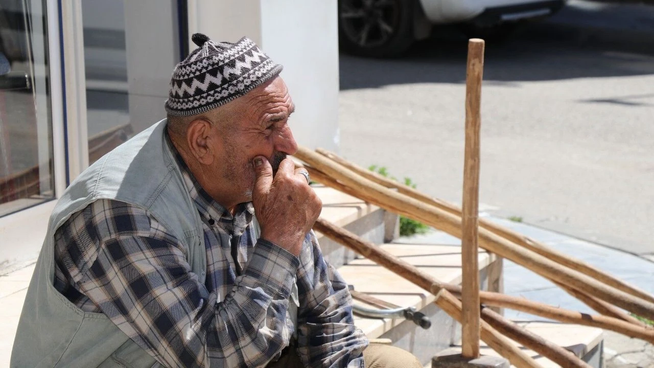 Erzurum'da ailesini kaybeden 80 yaşındaki Mehmet Coşkun'un yardımına iş insanı koştu