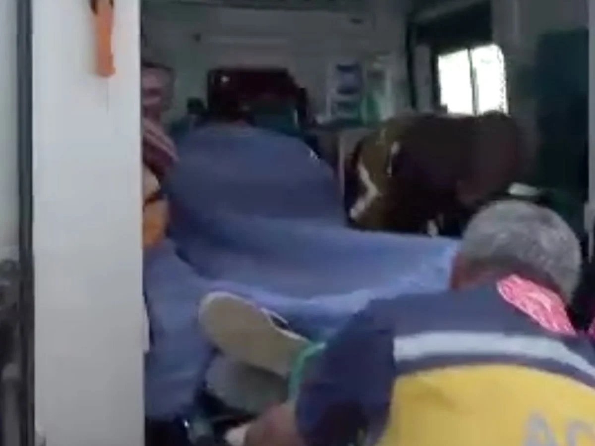 Aksaray'da okulun bahçe duvarından atlarken düşüp, yaralandı