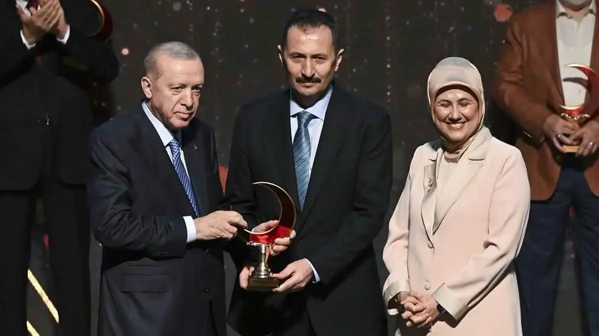 Başkan Erdoğan takdim etti! Cumhurbaşkanlığı Koruma Başkanı Köse ödülünü aldı