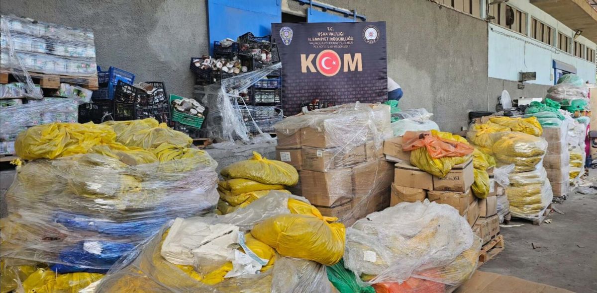 Uşak'ta 30 Ton Tarihi Geçmiş Çikolata ve Konserve Ürünü Ele Geçirildi