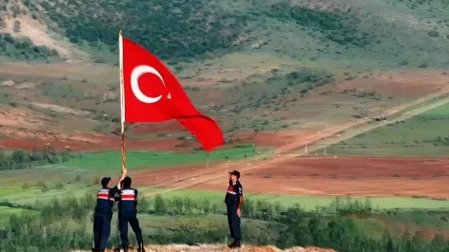 Sivas’ta Jandarma Teşkilatının 187. yıl dönümüne özel anlamlı klip: Türk bayrağı zirvede dalgalandı