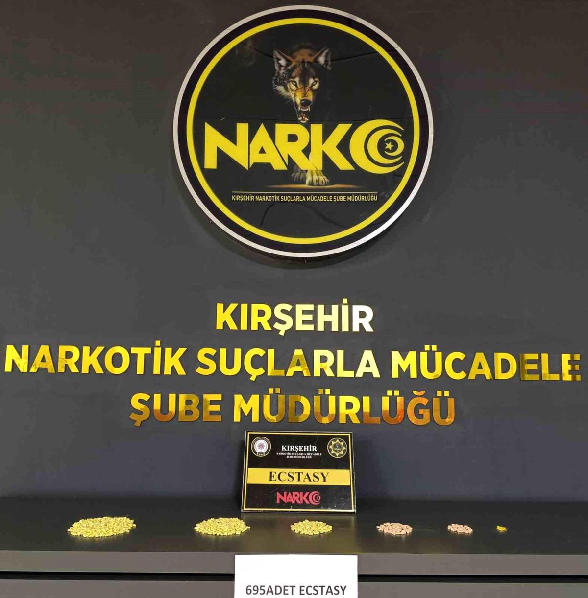Polisin durdurduğu araçta uyuşturucu hap ele geçirildi