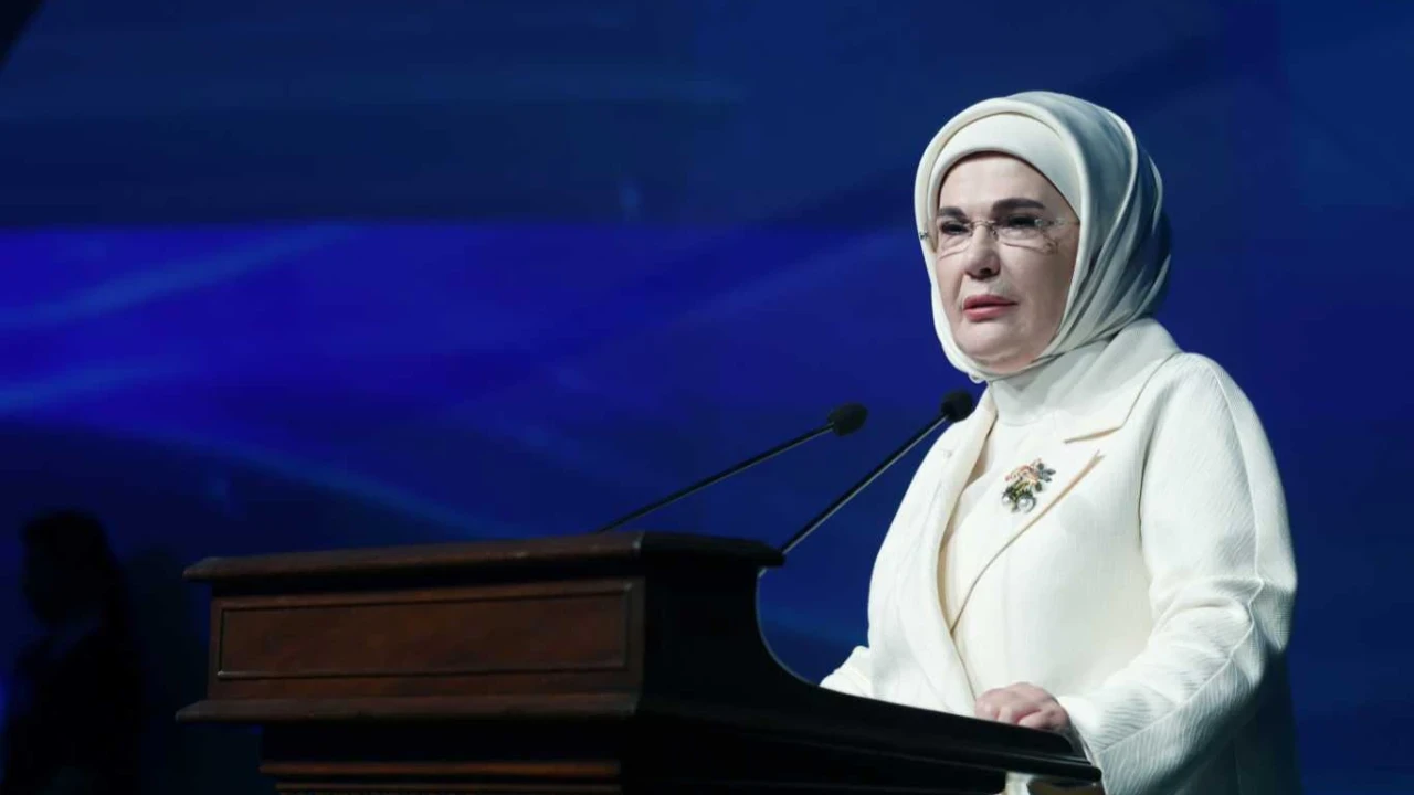 Emine Erdoğan, İzmit Körfezi'ndeki temizlik çalışmalarında emeği geçenleri tebrik etti