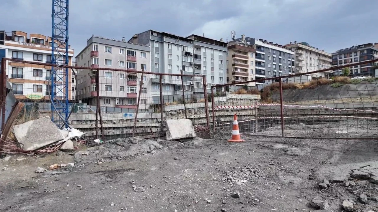 Otoparkta çalışan işçi 15 metreden düştü