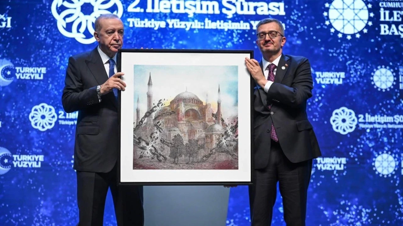 2. İletişim Şurası’na damga vuran an! Burhanettin Duran'dan Cumhurbaşkanı Erdoğan'a anlamlı hediye!