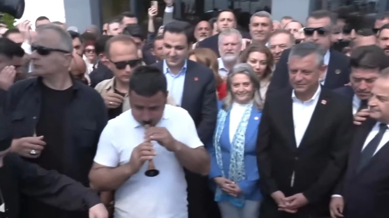 Özgür Özel'e Trabzon'da görkemli karşılama! Anadolu turuna başladı