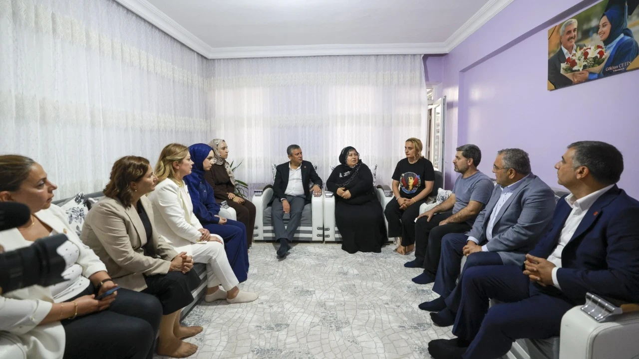 Özgür Özel, Rojin Kabaiş’in ailesini ziyaret etti