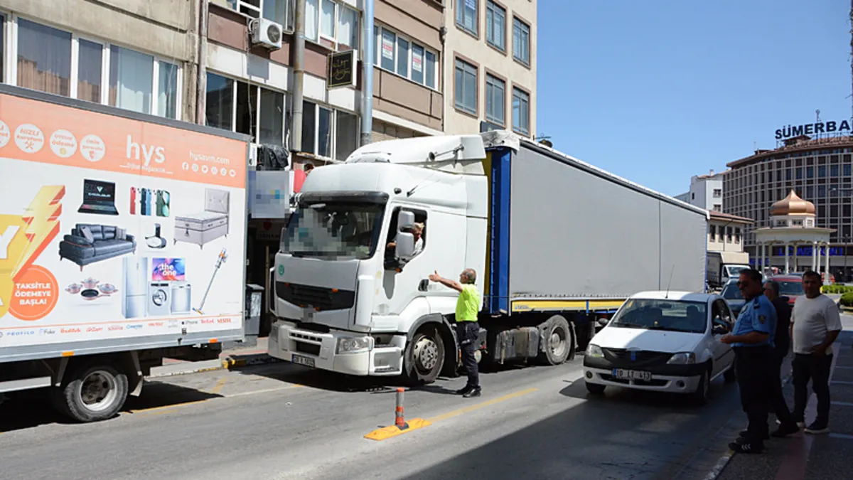 Balıkesir'de navigasyonun götürdüğü yol pahalıya patladı! TIR'ın lastikleri bir bir parçalandı