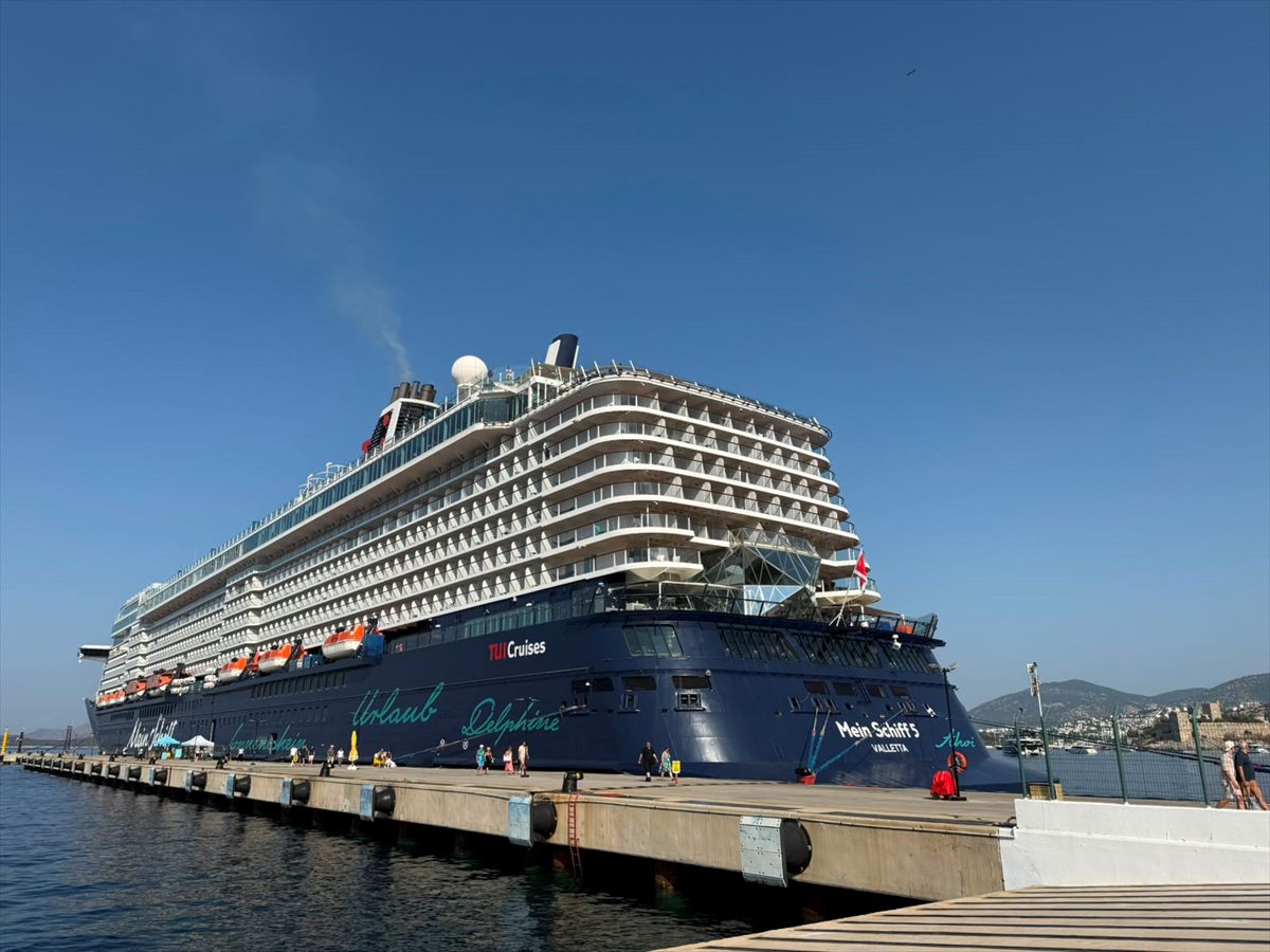 Bodrum'a "mein schiff 5" kruvaziyeriyle 2 bin 746 yolcu geldi