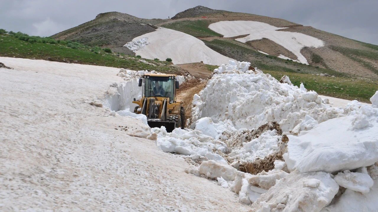 Haziran Ortasında Kar Esareti: Bitlis’te 3 Metrelik Kar Kütleleriyle Mücadele