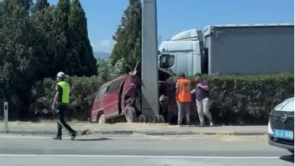 Panelvan yön tabelasına çarptı: 1 ölü, 2 yaralı