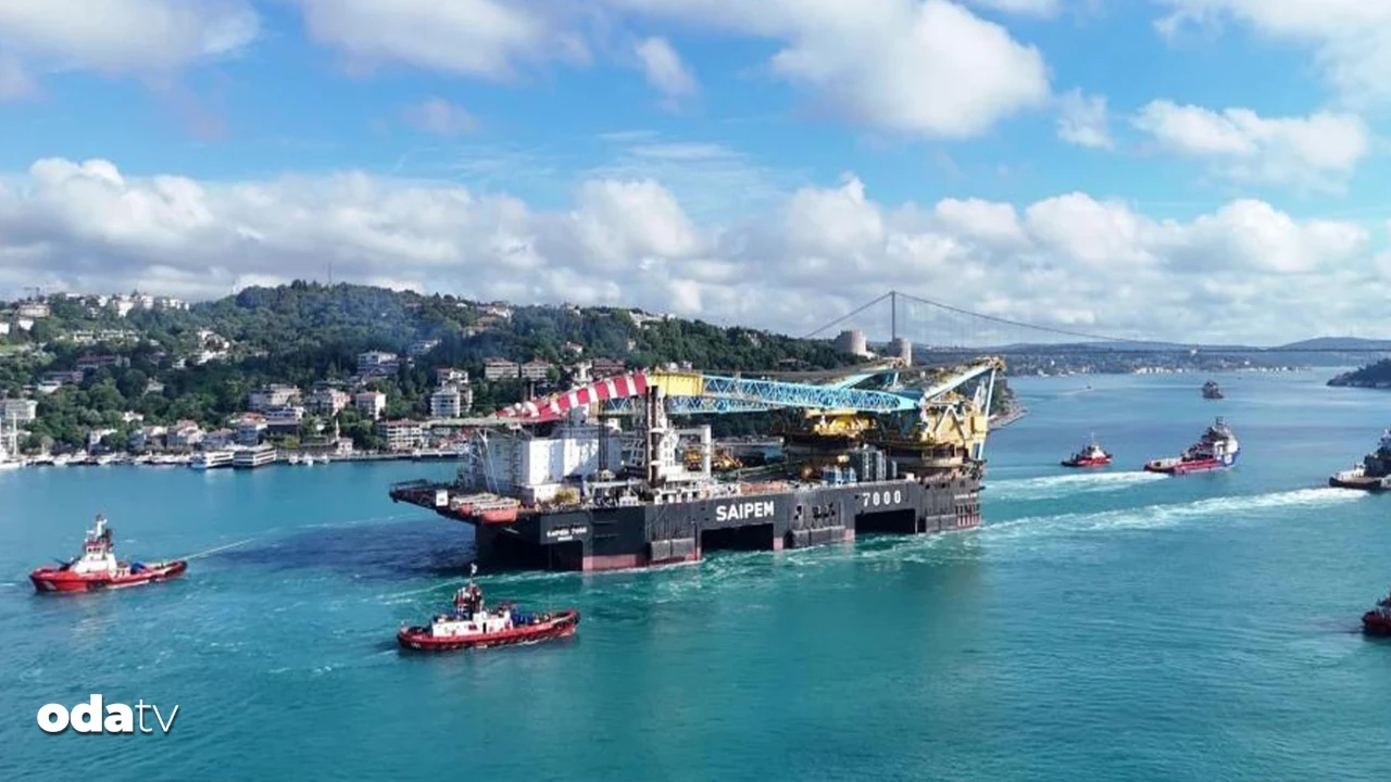 İstanbul Boğazı gemi trafiğine kapatıldı: Dev vinç gemisi geçiyor