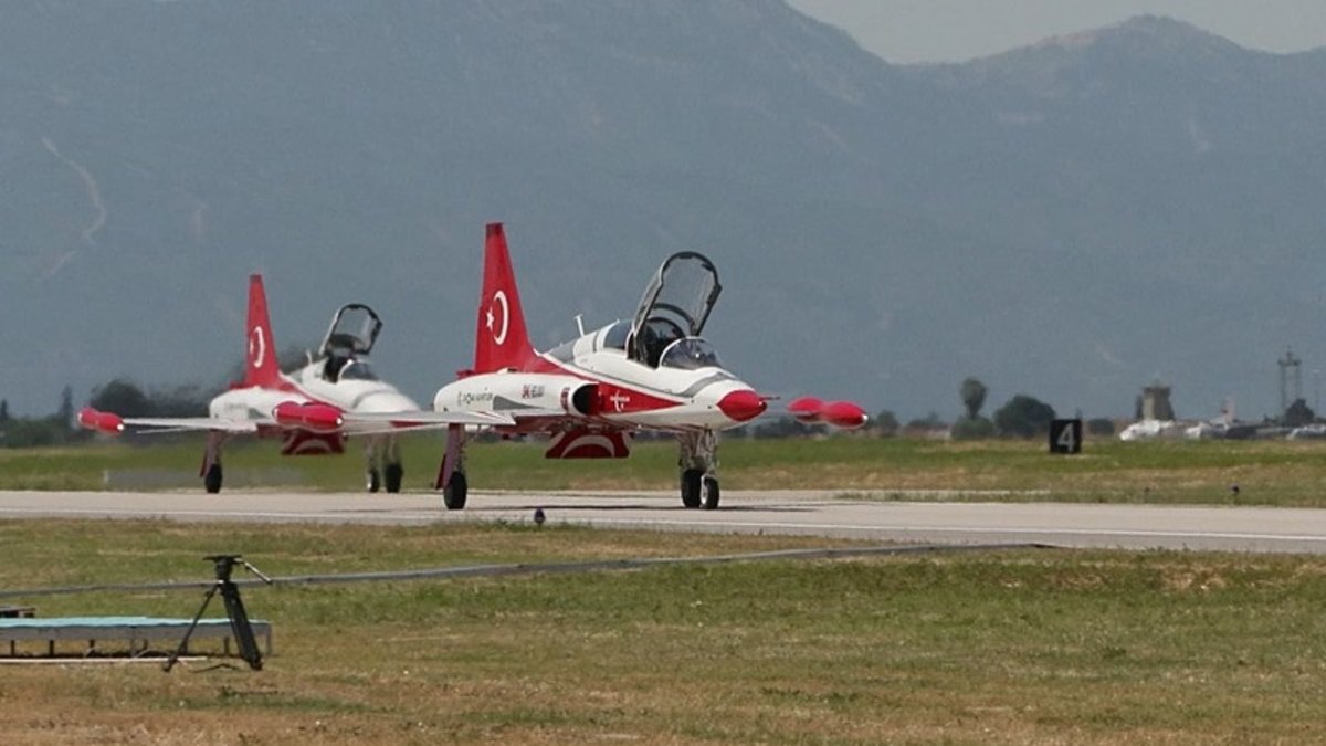 İzmir'de şov başladı! Nefes kesen prova uçuşu gökyüzünü salladı: SOLOTÜRK ve Türk Yıldızları gösteri düzenleyecek