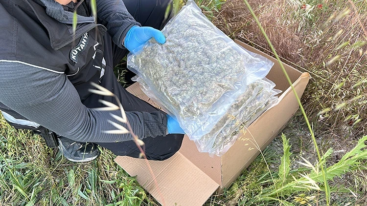 Kütahya’da şüpheli otomobil! Polisi görünce uyuşturucuyu otların arasına gizlediler