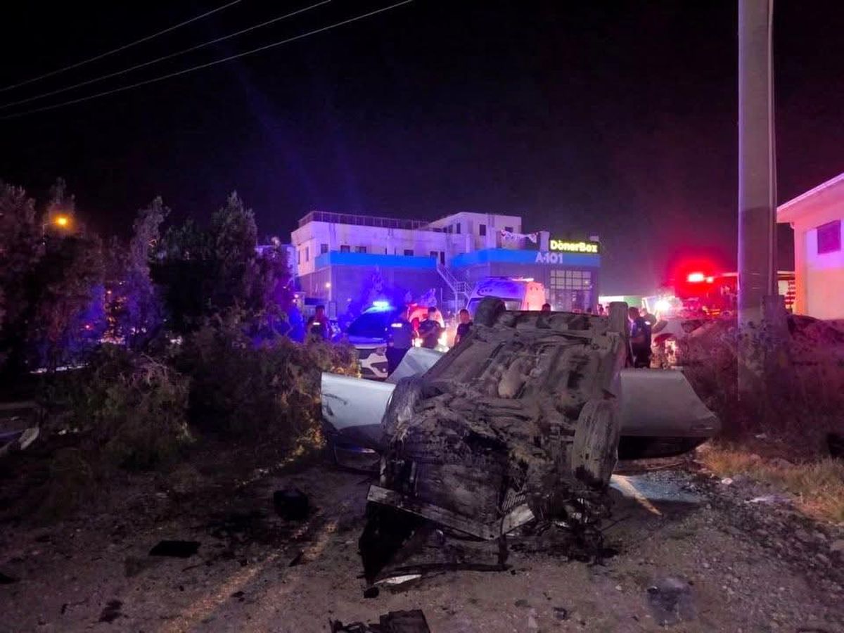 Arsuz'da takla atan otomobildeki 3 kişi yaralandı