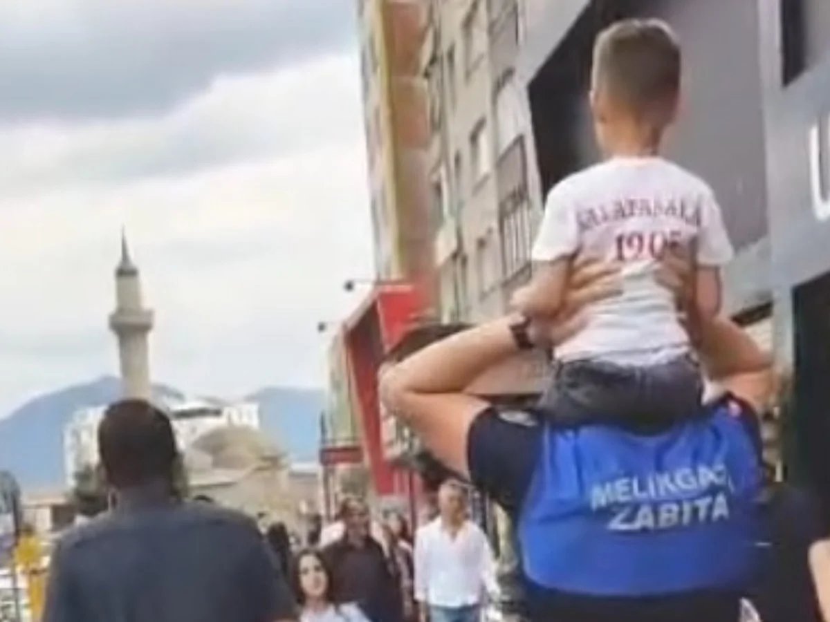 Kayseri’de kayıp çocuk zabıta memurunun omzunda ailesine kavuştu