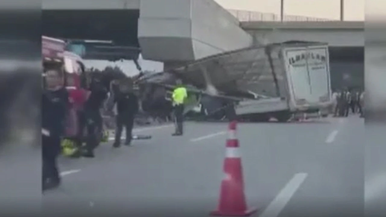 TIR beton bloğa ok gibi saplandı: Bariyerler bile durduramadı